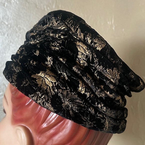 EYECATCHING DESIGNER 1960s\' BROCADE RETRO 1920s\' HAT + BLACK FEATHERS main image 8